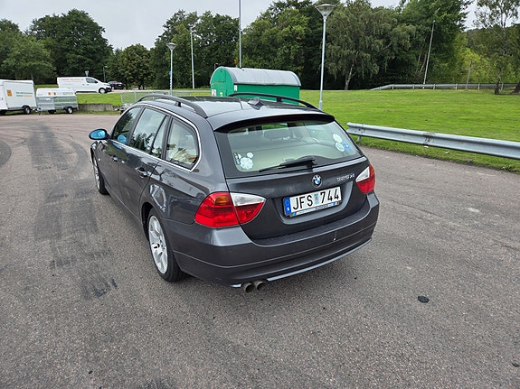BMW 325Xi 2 of 5