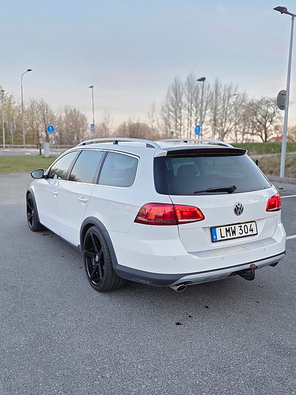 Volkswagen Passat Alltrack 3 of 5