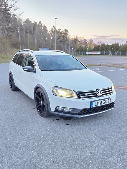 Volkswagen Passat Alltrack 2 of 5