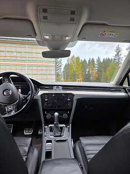 Volkswagen Passat Alltrack 2 of 3