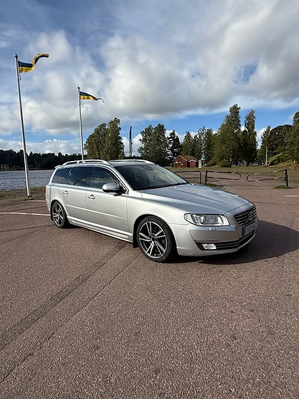 Volvo V70 2 of 8