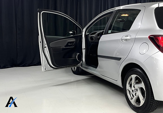 Toyota Yaris 8 of 19
