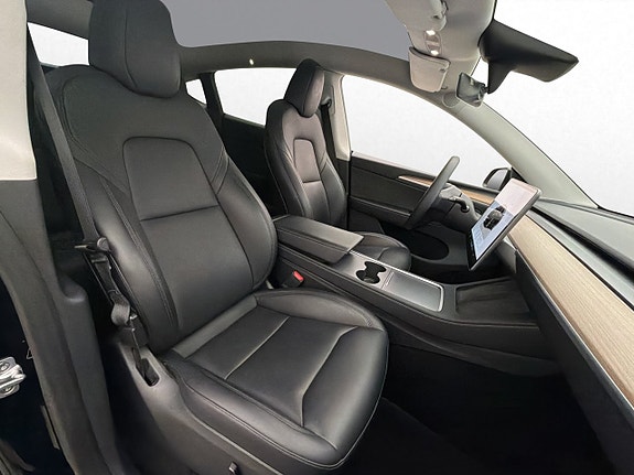 Tesla Model Y 16 of 30