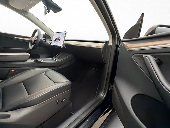 Tesla Model Y 17 of 30