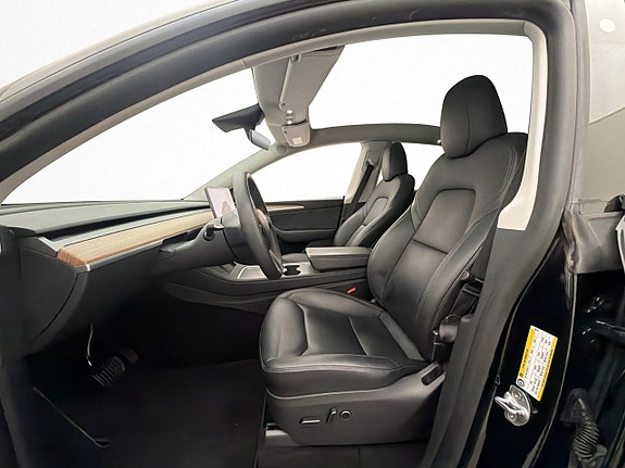 Tesla Model Y 13 of 30