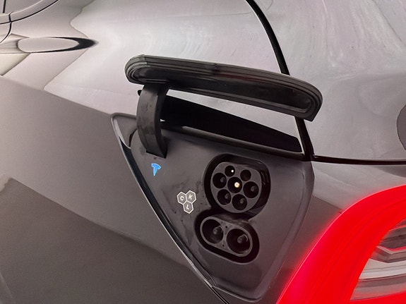 Tesla Model Y 29 of 30