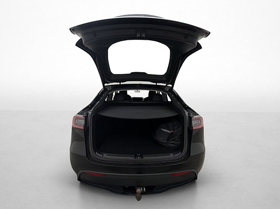 Tesla Model Y 28 of 30