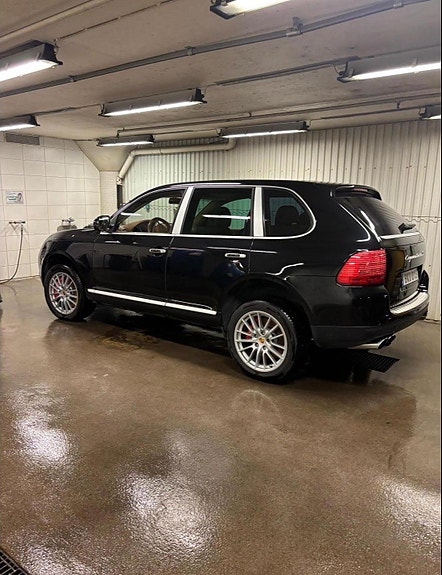 Porsche Cayenne Turbo S 4 of 6
