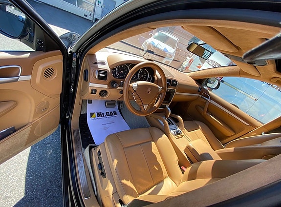 Porsche Cayenne Turbo S 3 of 6