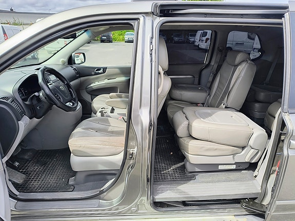 Kia Carnival 3 of 4