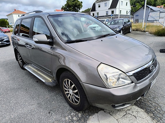 Kia Carnival 2 of 4