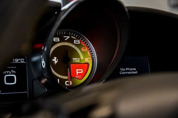 Ferrari GTC4Lusso 8 of 13