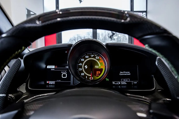 Ferrari GTC4Lusso 9 of 13