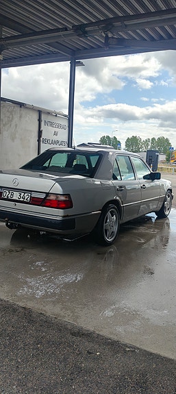Mercedes-Benz 200 E 2 of 6