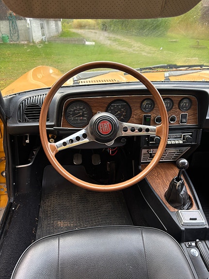 Fiat 124 3 of 5