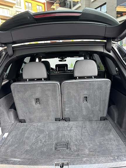 Audi Q7 2 of 9