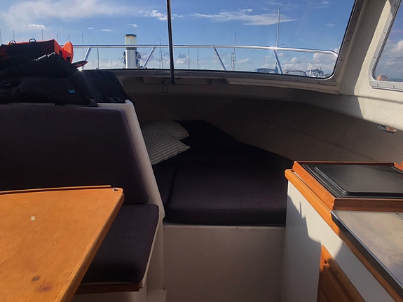 Crescent Salon – rymlig och charmig familjebåt med trailer 6 of 9