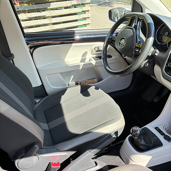 Volkswagen UP! 3 of 5