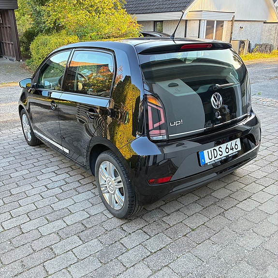 Volkswagen UP! 2 of 5