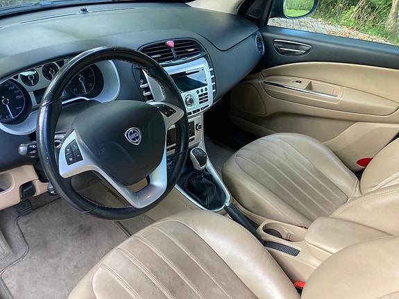 Lancia Delta 4 of 8