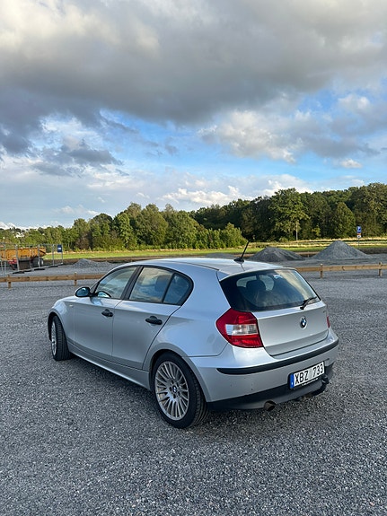 BMW 118i 2 of 11