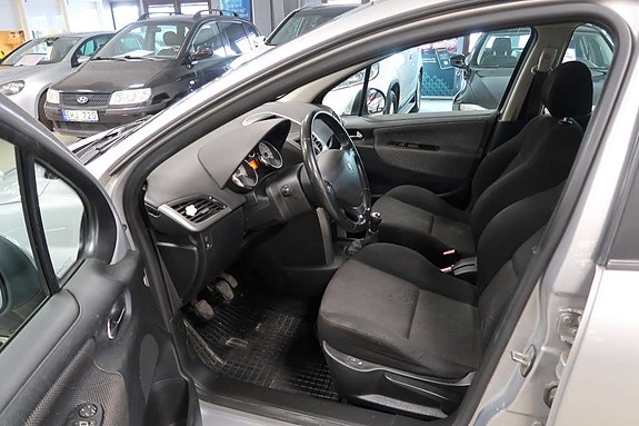 Peugeot 207 SW 8 of 14