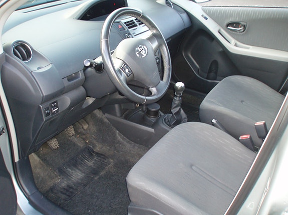 Toyota Yaris 5 of 9