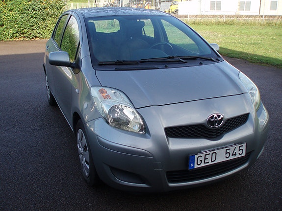 Toyota Yaris 2 of 9
