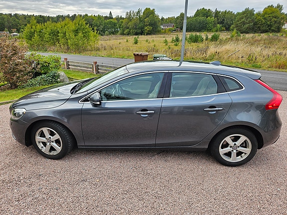 Volvo V40 2 of 11