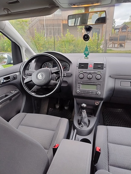 Volkswagen Touran 3 of 8