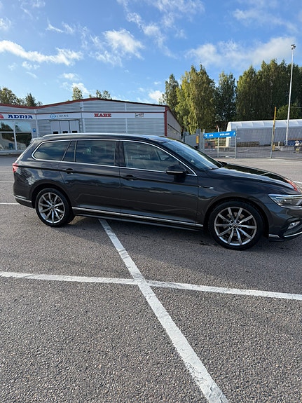 Volkswagen Passat 2 of 7