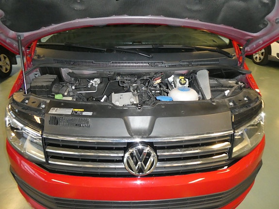 Volkswagen Caravelle 8 of 10