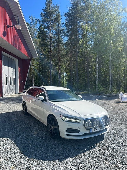 Volvo V90 2 of 7