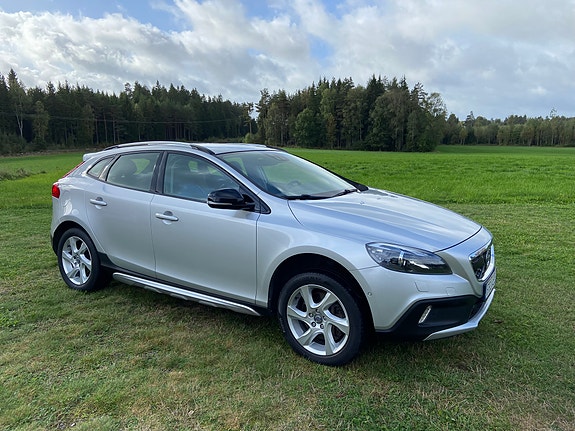 Volvo V40 Cross Country 3 of 8