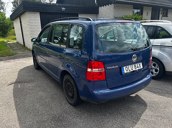 Volkswagen Touran 3 of 6