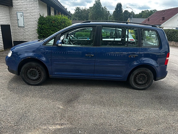 Volkswagen Touran 2 of 6
