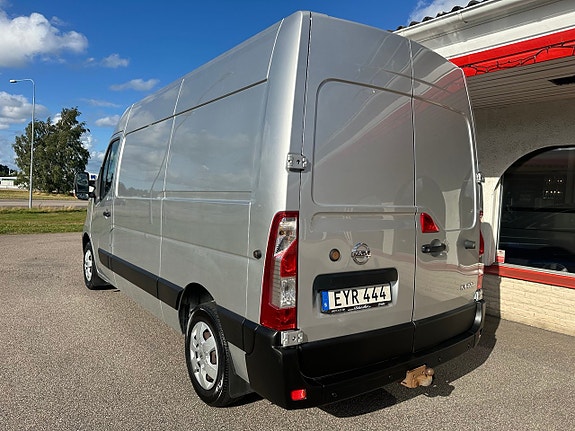 Nissan NV400 3 of 14