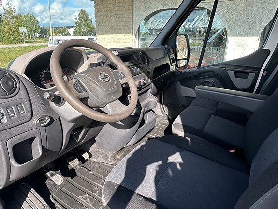 Nissan NV400 5 of 14