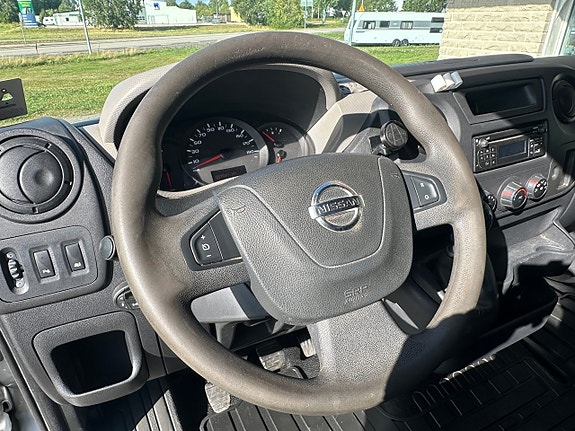 Nissan NV400 6 of 14