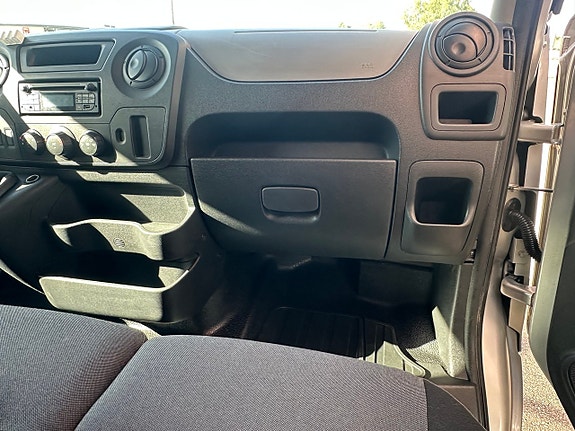 Nissan NV400 11 of 14