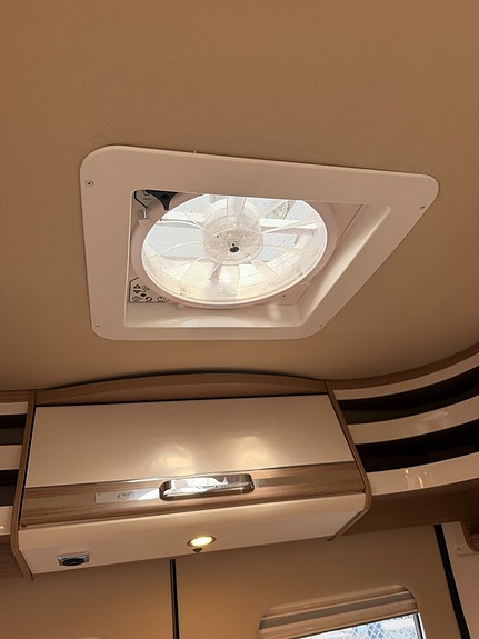 Malibu by Carthago VAN 600 DBK GT (140HK Automat) Dubbelbädd! 5,99m! Skjutbar toalett! 12V fläkt i tak! 13 of 20