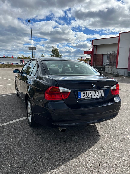 BMW 320i 3 of 11