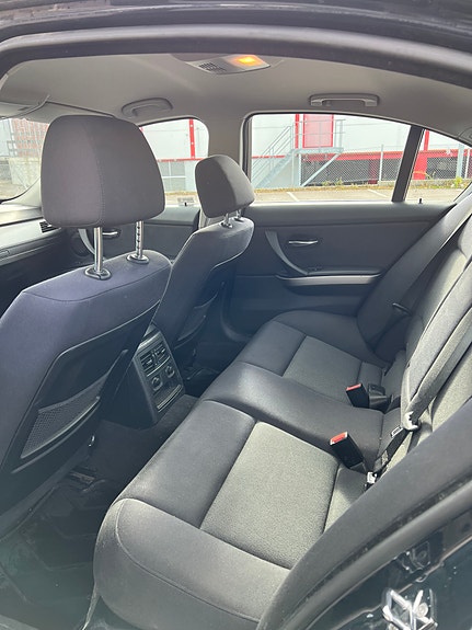 BMW 320i 9 of 11