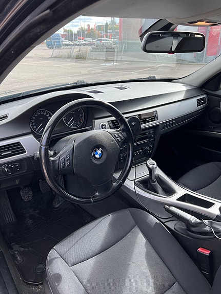 BMW 320i 5 of 11