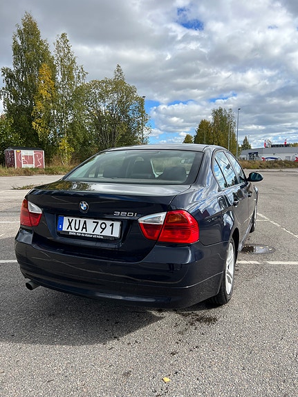 BMW 320i 4 of 11