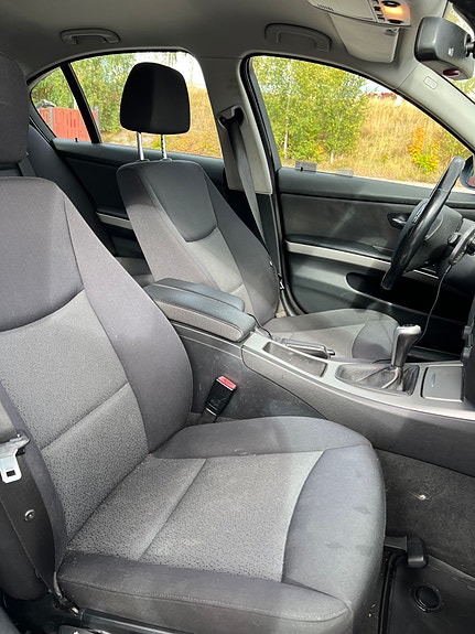 BMW 320i 8 of 11