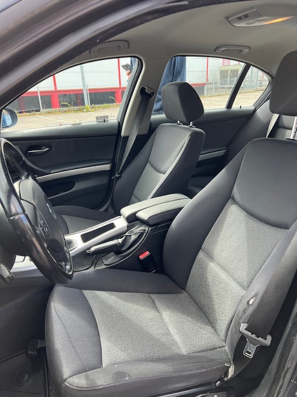 BMW 320i 7 of 11
