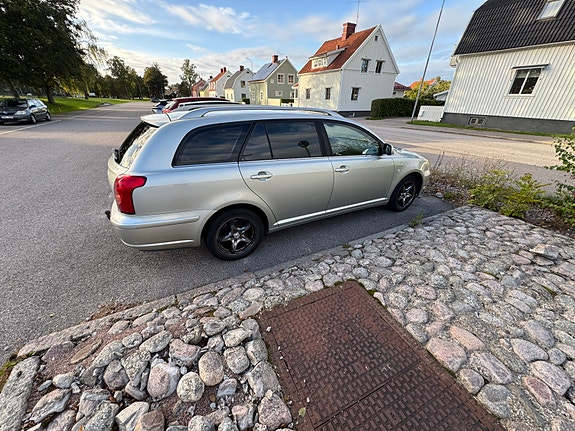 Toyota Avensis 4 of 9