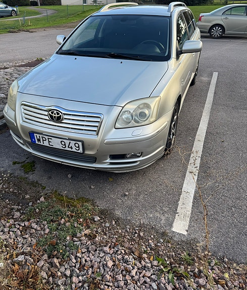 Toyota Avensis 2 of 9