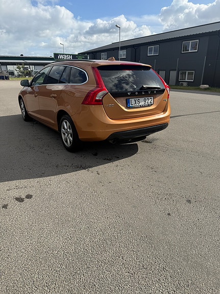 Volvo V60 2 of 6